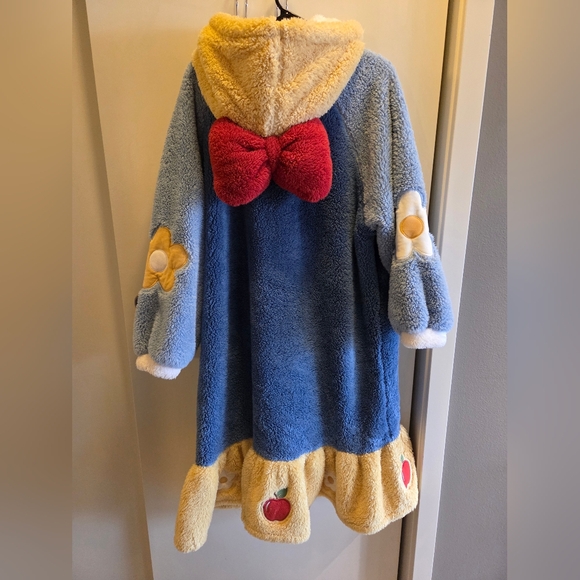 Snowwhite Plush Robe - Picture 3 of 4